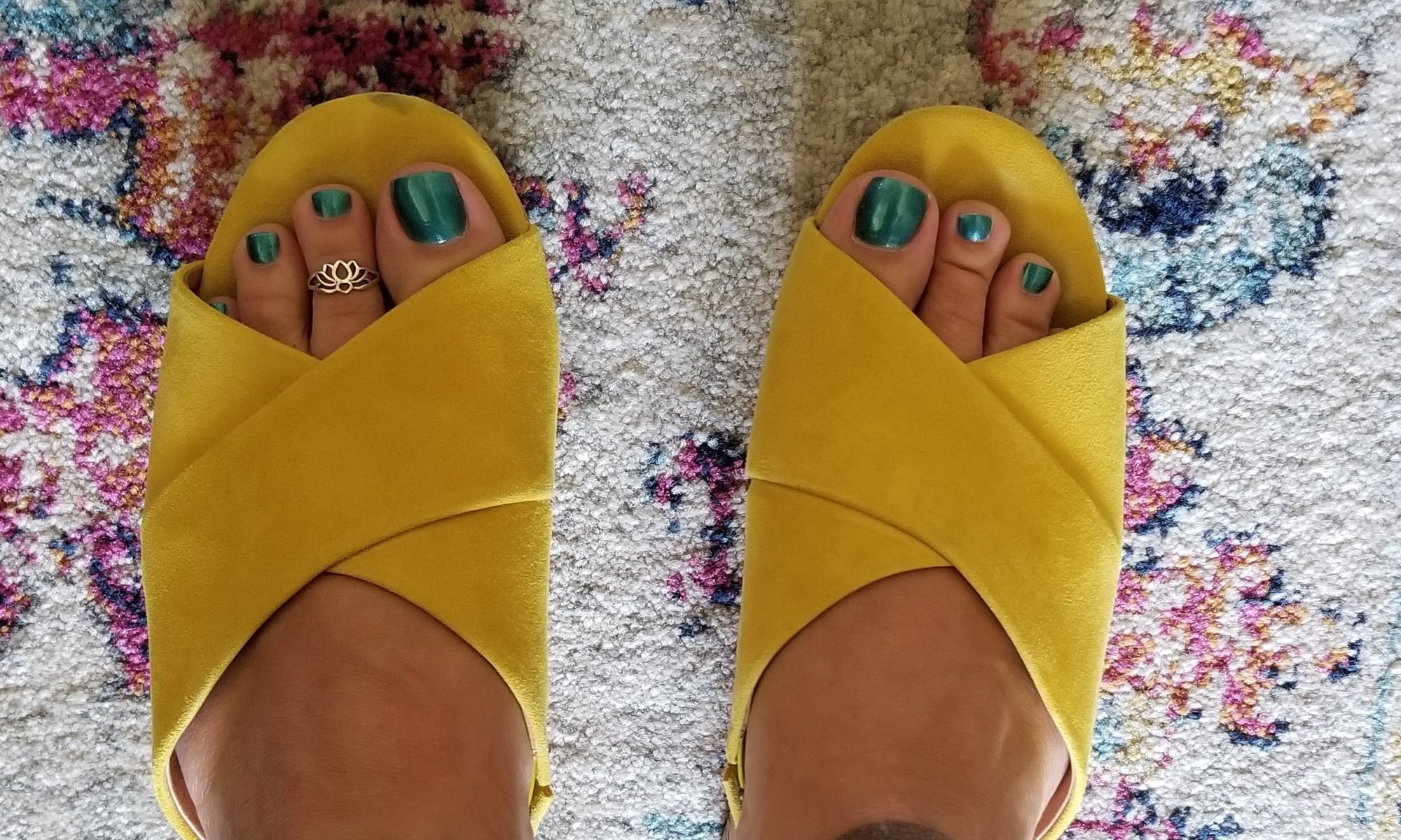 trophy wife toes in yellow shoes